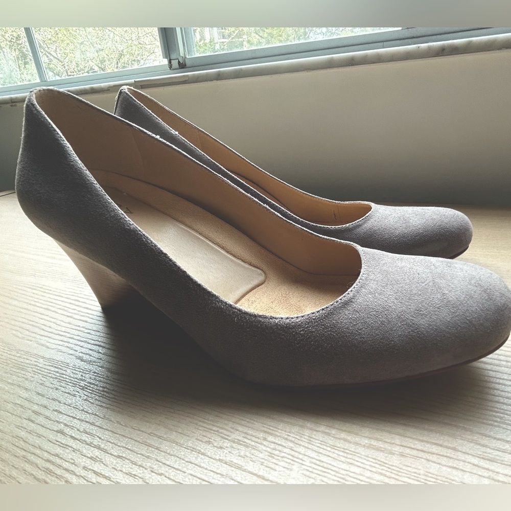 Naturalized wedge heels - size 9